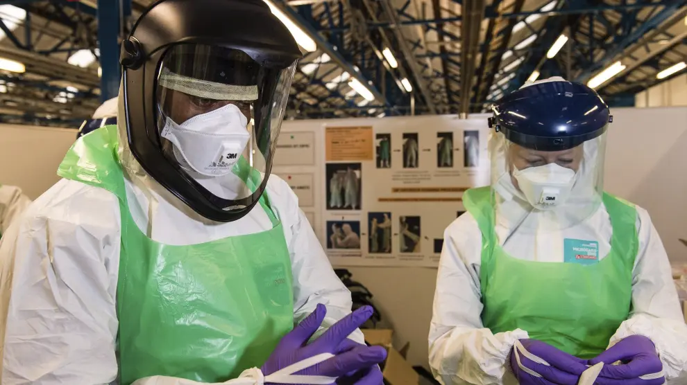 Unos sanitarios en un simulacro de despliegue para tratar el ébola en Sierra Leona.