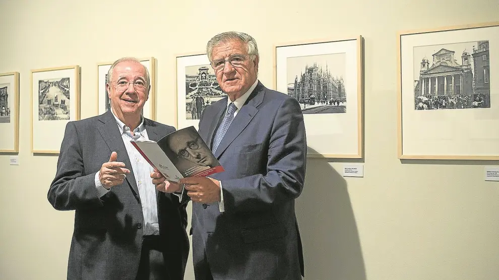 Fernando Lozano (a la derecha) y Miguel Caballú, ayer, en la exposición de fotografías de Lorenzo Almarza en Zaragoza.