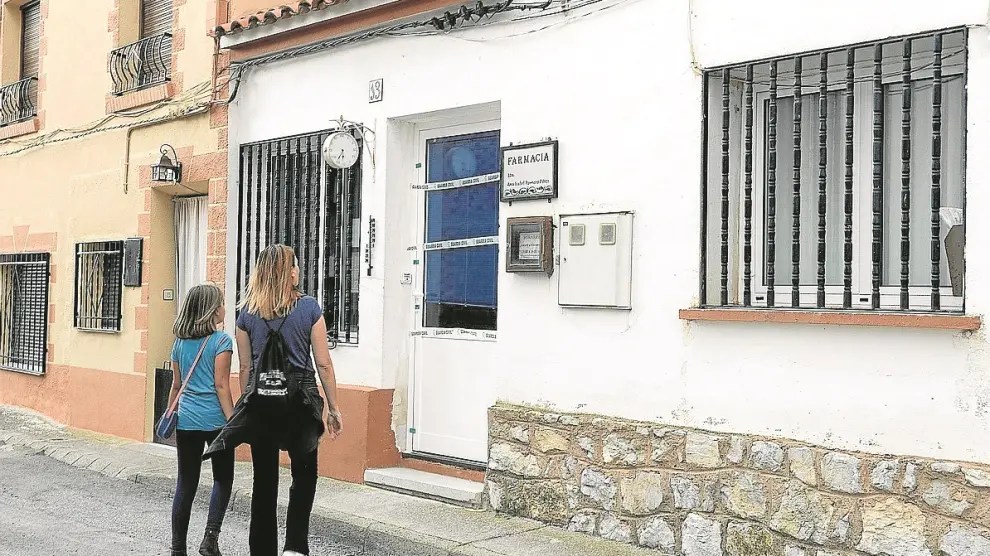 5 farmacias de 11 han vuelto a abrirse y funcionan con normalidad, como ocurre con la de Villafranca del Campo, que aparece en la foto el día de su cierre.