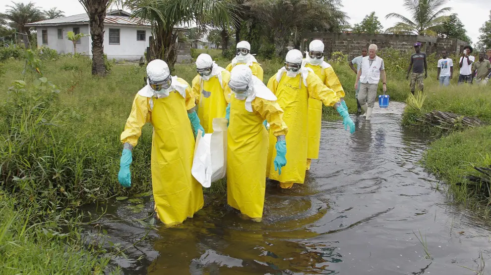 Voluntarios con trajes para prevenir el contagio en Liberia