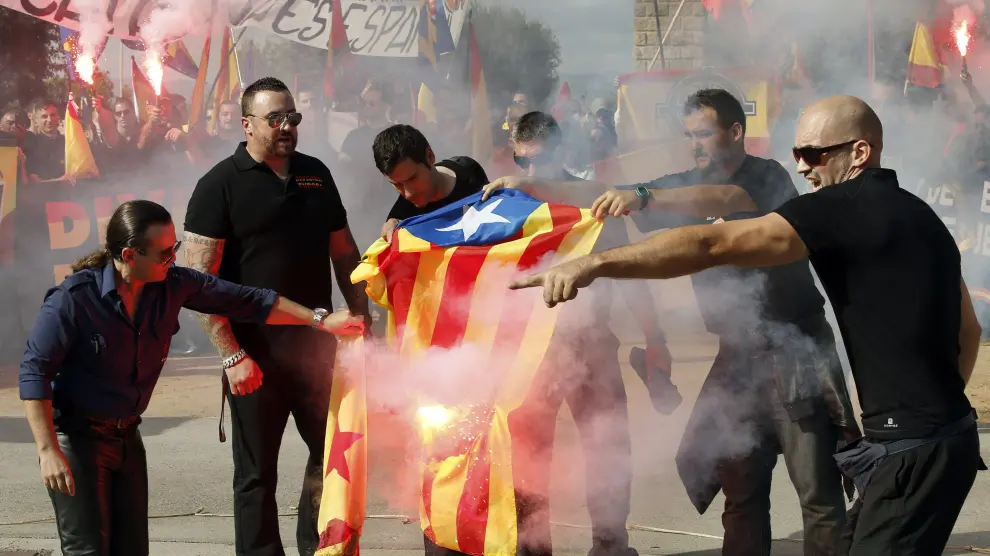 Varios exaltados queman una bandera independentista