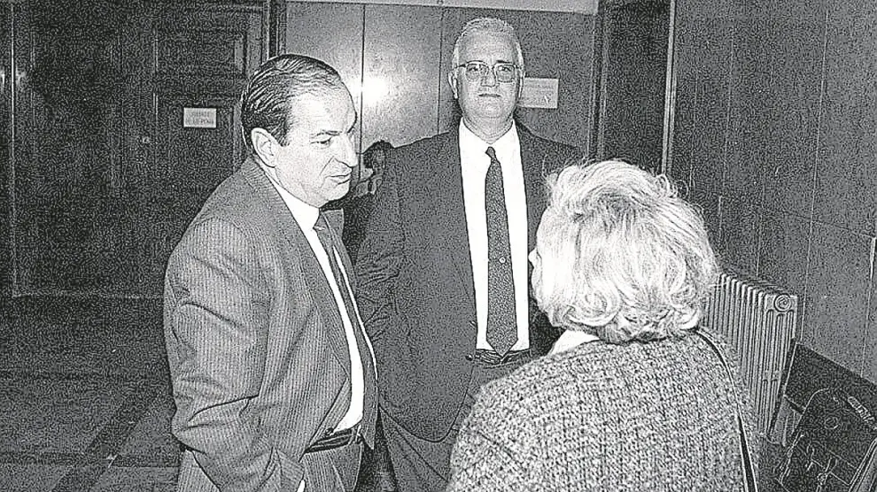 Herboso, de frente, junto al director de la fábrica, José Manuel Cuartero, en la Audiencia de Huesca en 1996.