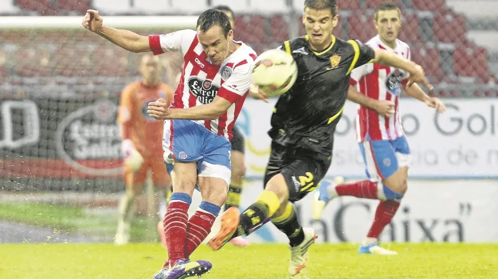 Ruiz de Galarreta presiona a David López en el partido de ayer.
