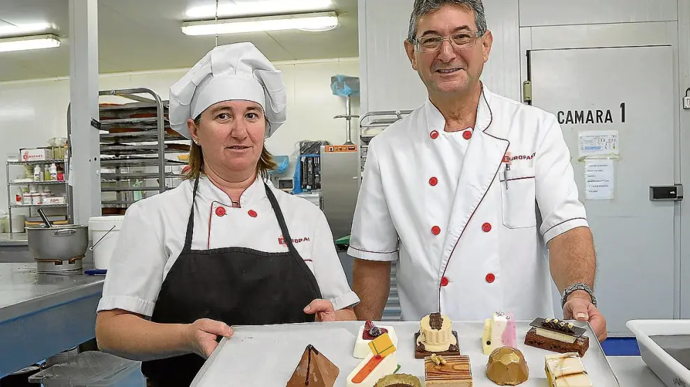 Marisa Madurga y Andrés Torrijo, con algunos de los pasteles que hacen en Europast