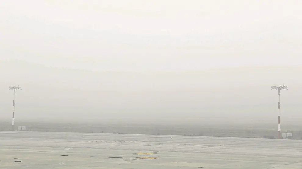 La plataforma de estacionamiento de aviones del aeropuerto de Zaragoza, vacío, en un típico día de niebla.