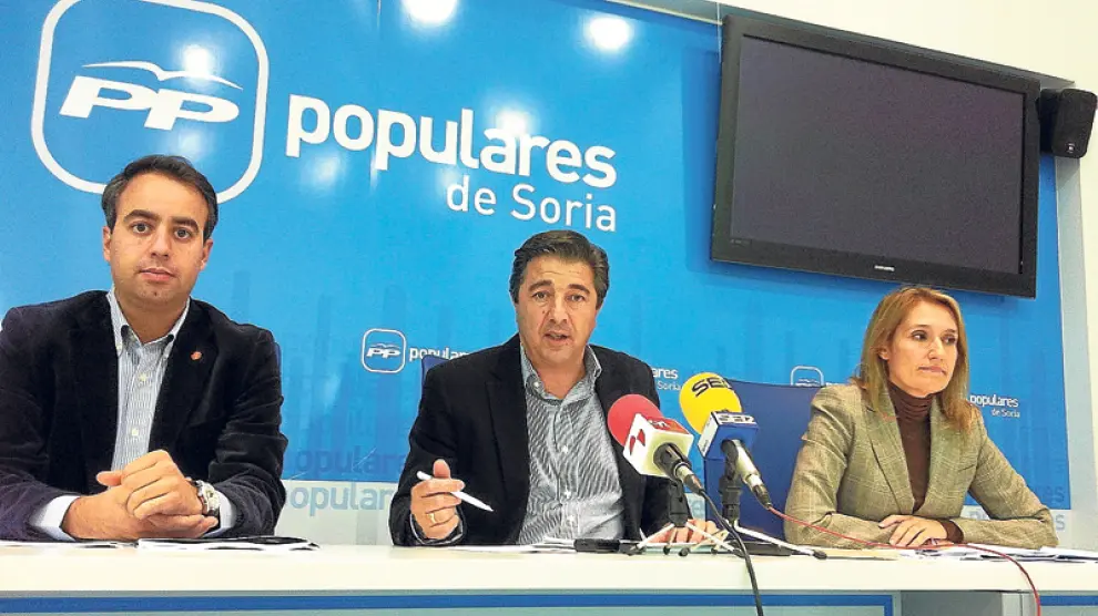 Soria, Peregrina y Lucas, ayer en la comparecencia ante los medios.