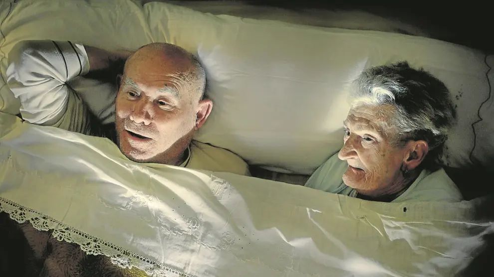 Felisa Lou y Antonio Paralluelo, una pareja de octogenarios de Muniesa, en una de las escenas del filme que han protagonizado.