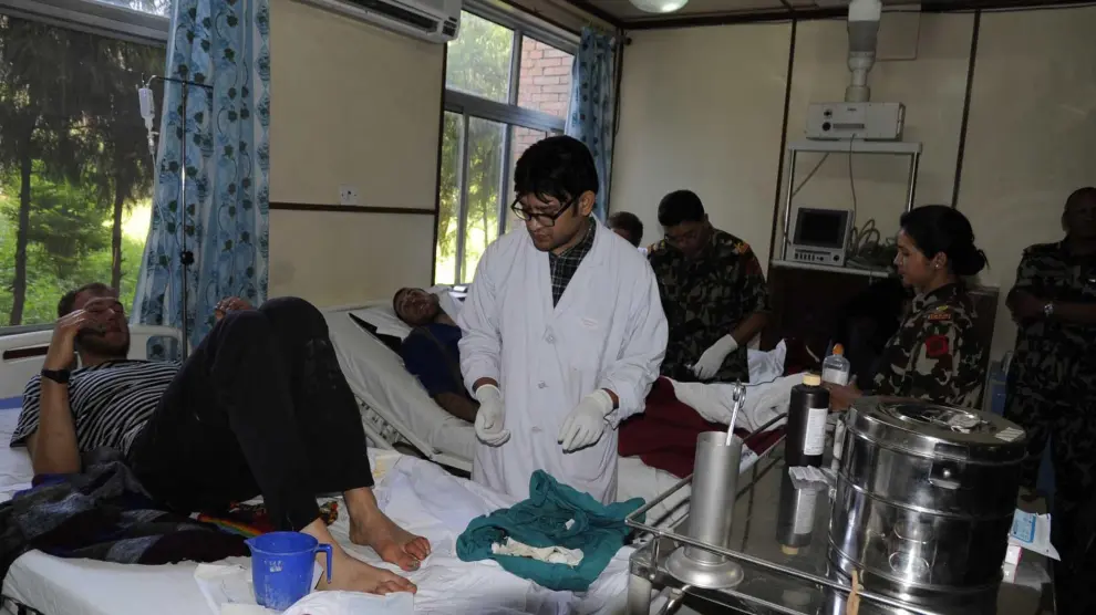 Los servicios sanitarios atienden a un hombre rescatado en Nepal
