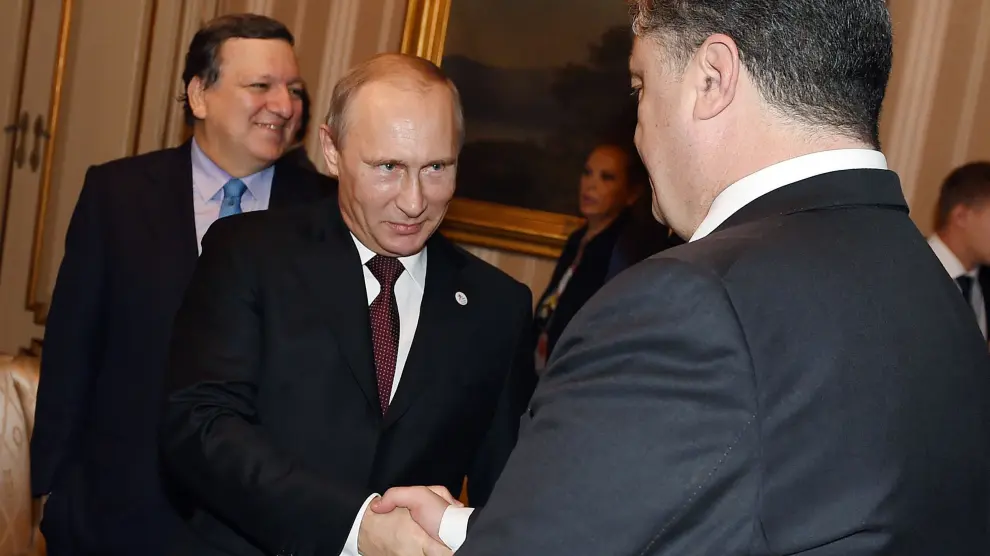 Putin estrecha la mano de Poroshenko en la reunión organizada este viernes
