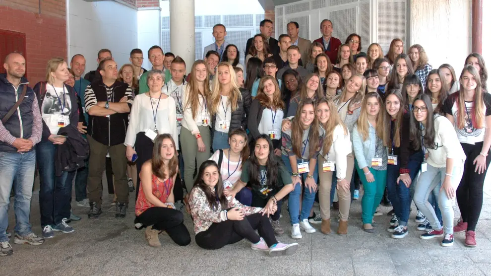 El delegado territorial con todos los alumnos y profesores del proyecto Comenius 'Generación S'