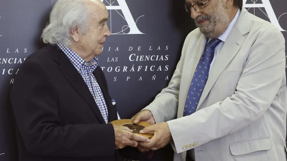 El compositor aragonés ha recibido el premio de la mano del director de la Academia de Cine Española