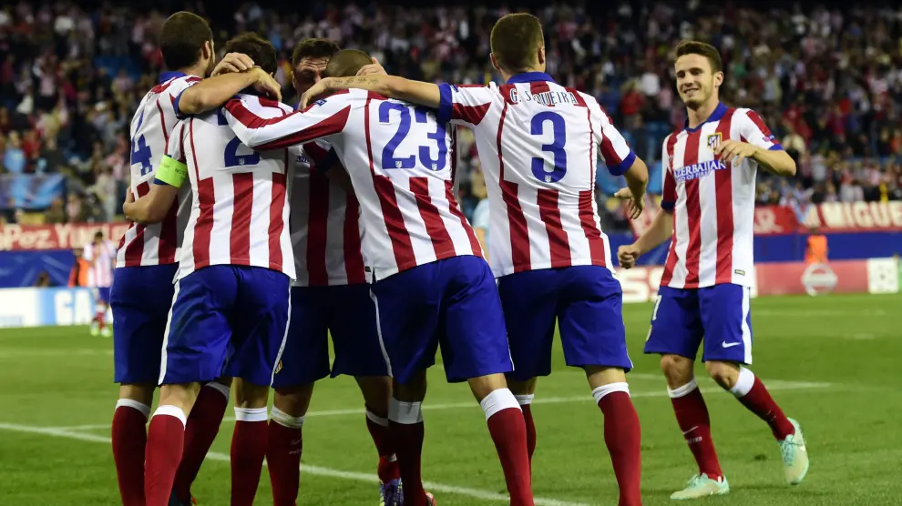 Los jugadores atléticos celebran un gol en una noche festiva en el Calderón