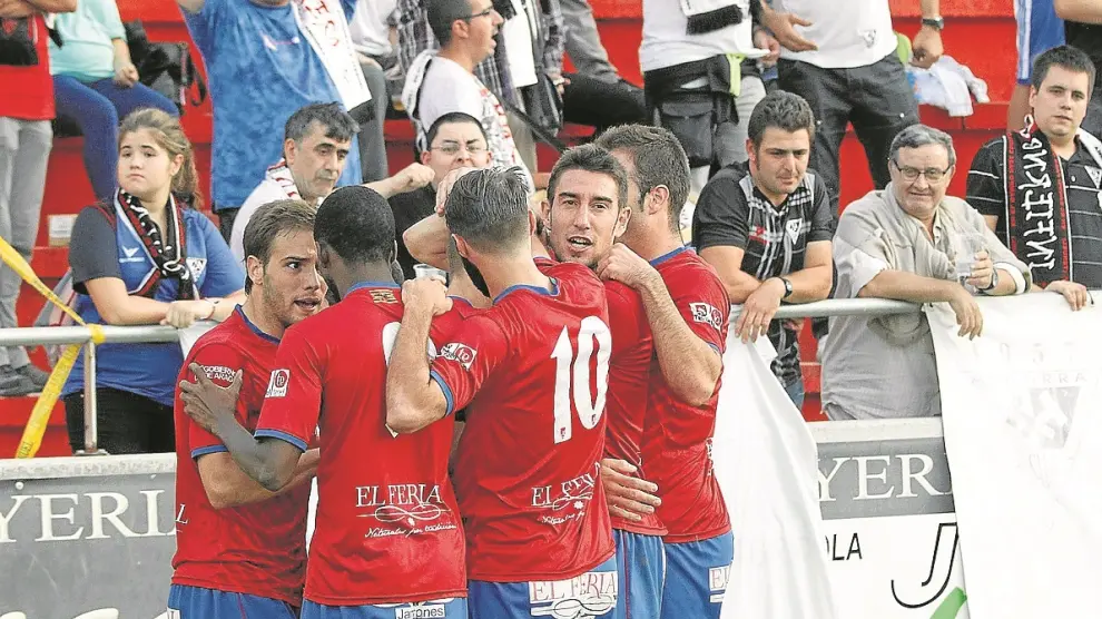 Los jugadores del Teruel celebran un gol en el partido de ayer en Pinilla.