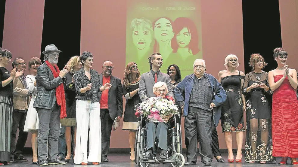 Pilar Doce, en el centro en silla de ruedas, rodeada de las actrices y personalidades que tomaron parte en el homenaje.