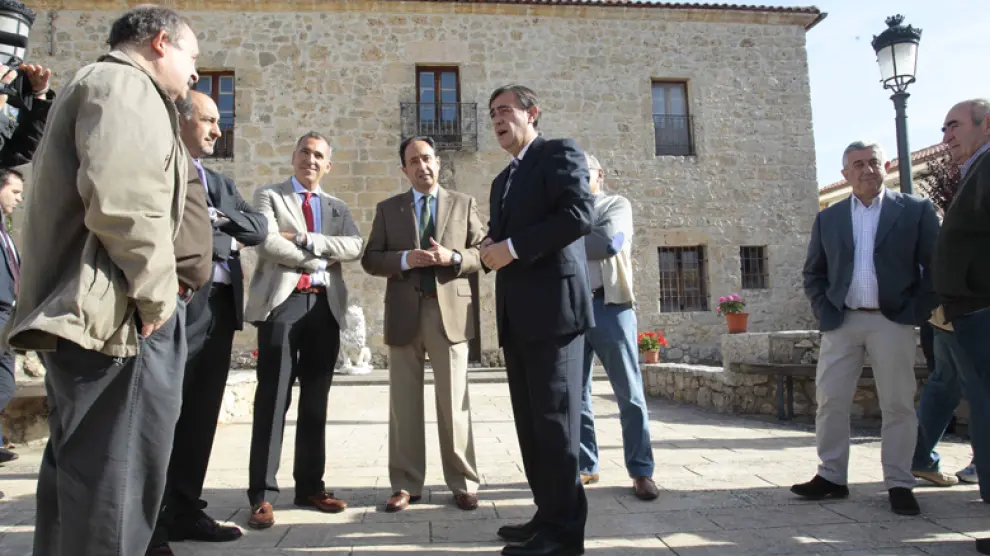 Los representantes de la Diputación Provincial y del Ayuntamiento de Alcubilla de Avellaneda, momentos antes de la hacer entrega del premio a Municipio Turístico