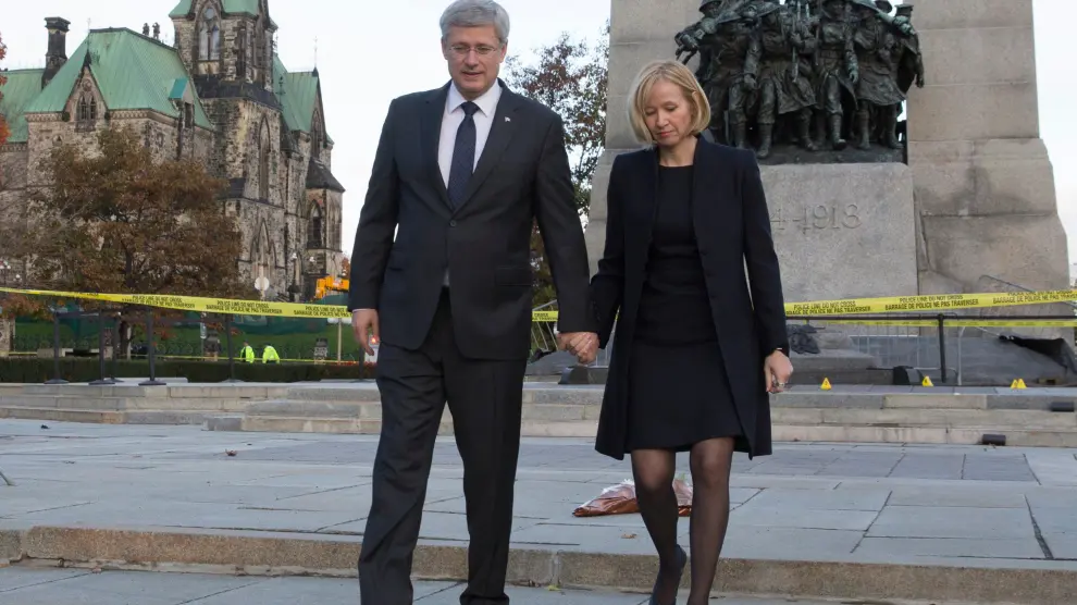 El primer ministro canadiense y su esposa caminan en el lugar en el que resultó herido mortalmente el soldado