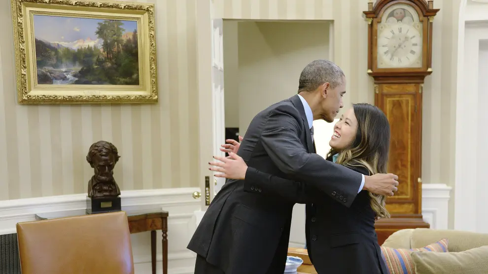 Obama y Nina Pham se dan un abrazo