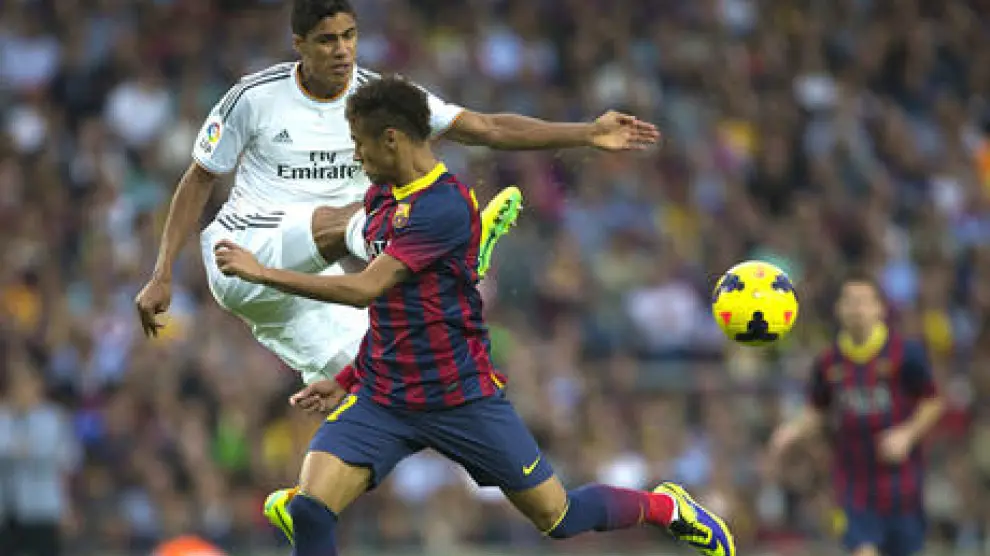 Varane y Neymar disputan un balón en el clásico de la pasada campaña