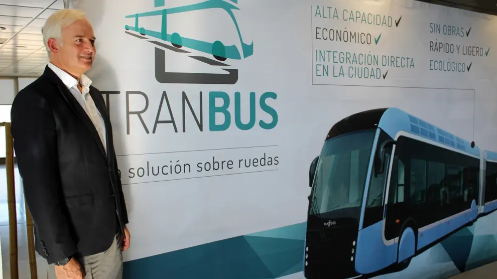 Eloy Suárez, durante la presentación del 'tranbus'