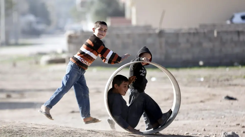 Niños juntado en un campo de refugiados sirios en Turquía