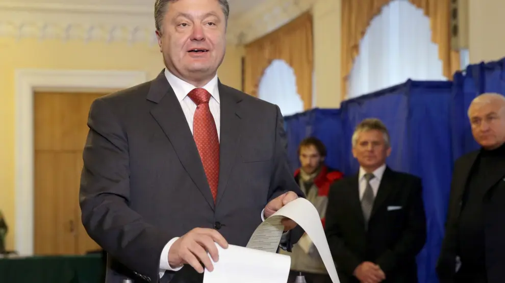 Petró Poroshenko en el momento de emitir su voto