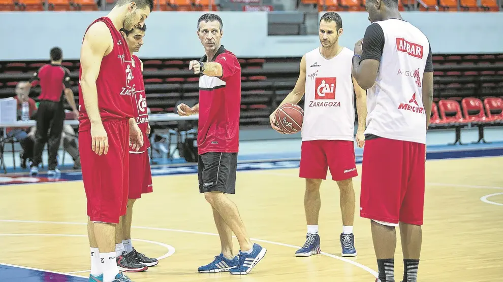 El entrenador del CAI Zaragoza, Joaquín Ruiz Lorente, da instrucciones a sus jugadores.