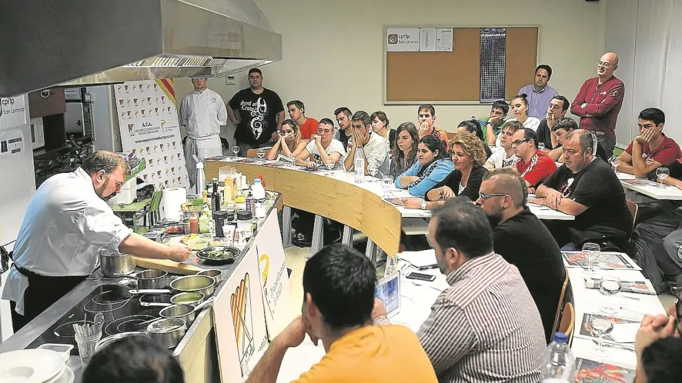 El cocinero Óscar Rodríguez impartió el curso en la Escuela de Hostelería de Huesca.