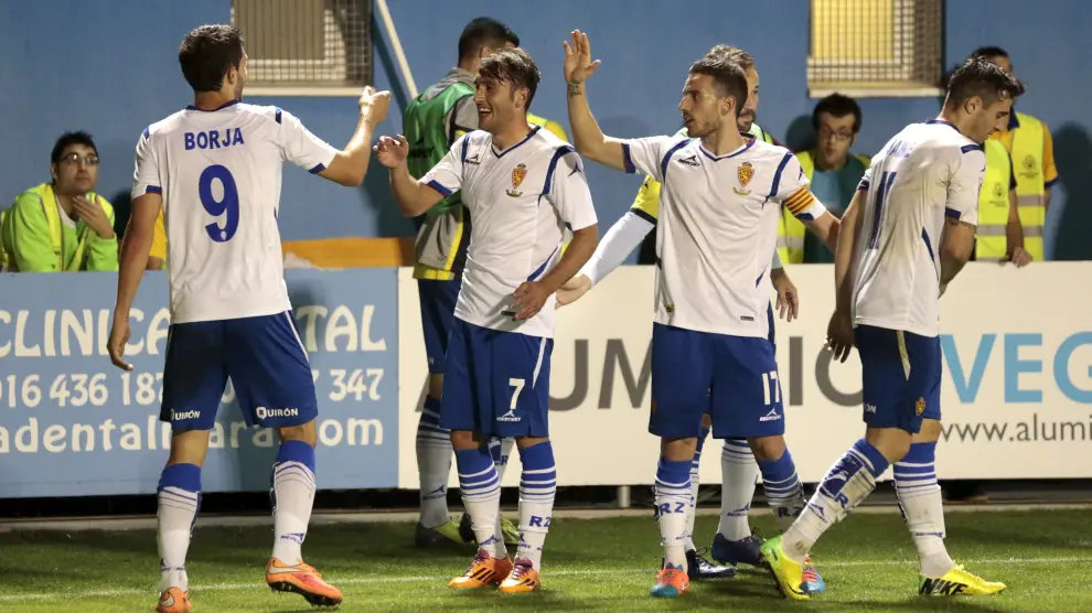 Los jugadores festejan un gol en el partido ante el Alcorcón