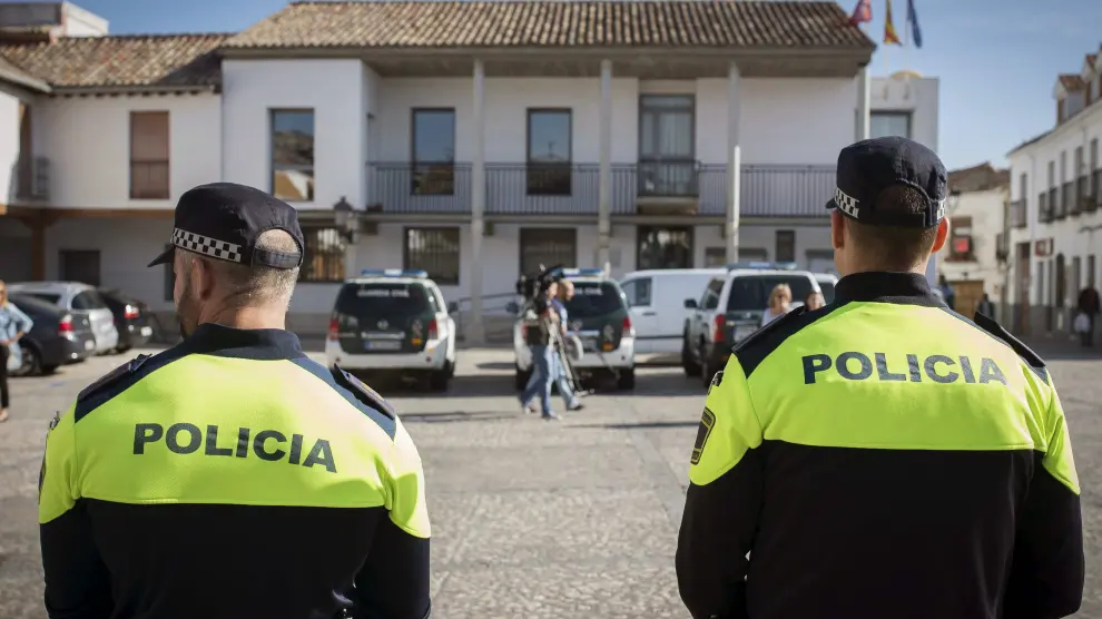 Dos policías vigilan el Ayuntamiento de Valdemoro
