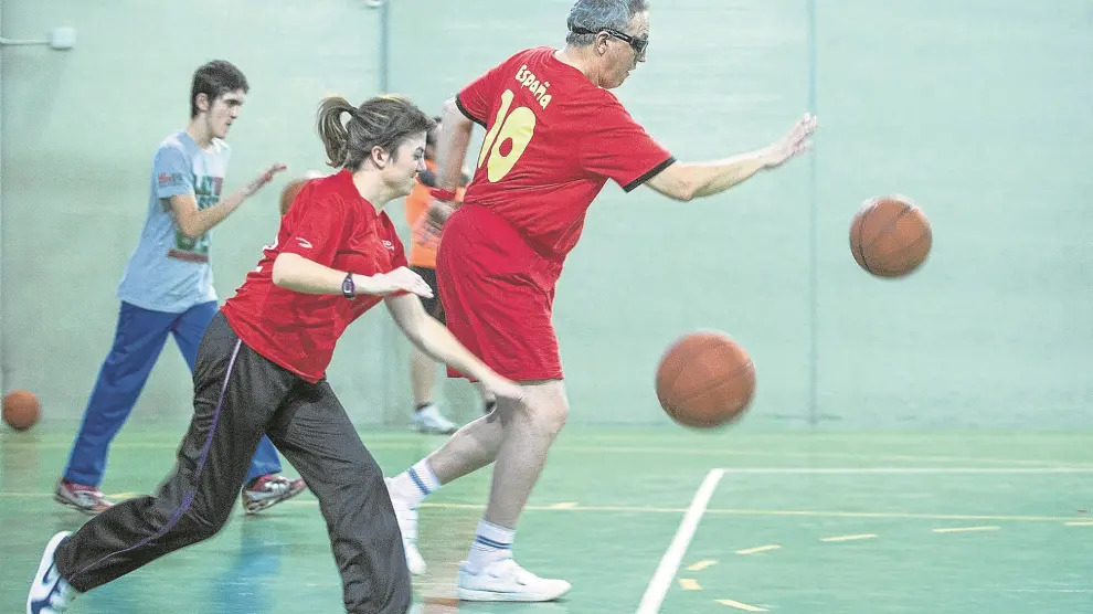 Un grupo de 15 personas participan los martes y los jueves en las actividades de baloncesto que organiza la Fundación Ser Más en el pabellón de la Fundación San Valero.