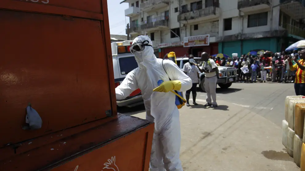 Las autoridades recogen en Monrovia a un posible hombre contagiado de ébola para ser trasladado en ambulancia.
