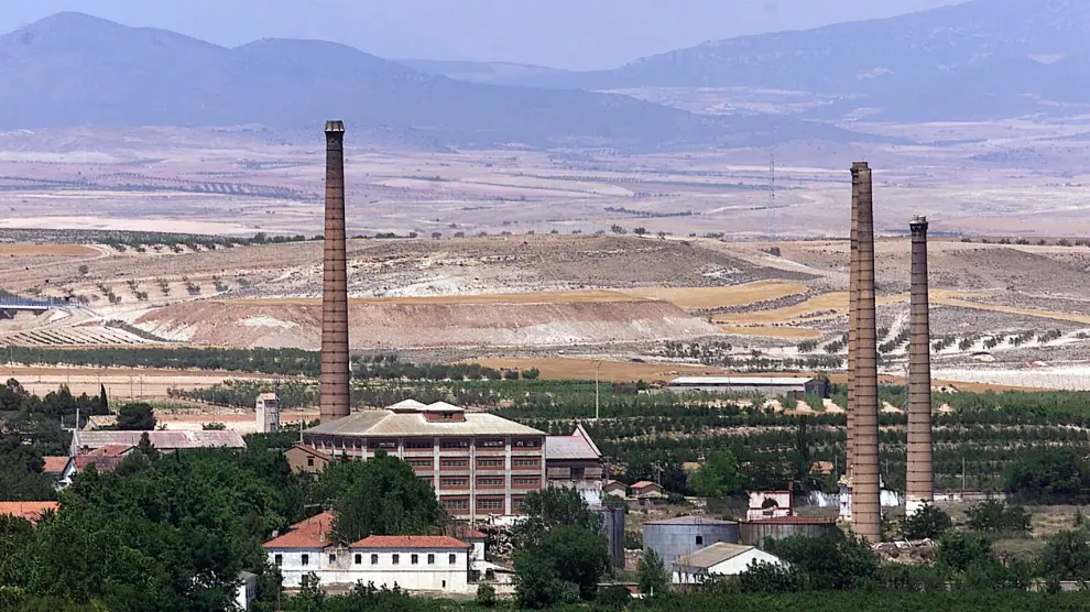 Vista de las torres de la antigua azucarera de Épila.