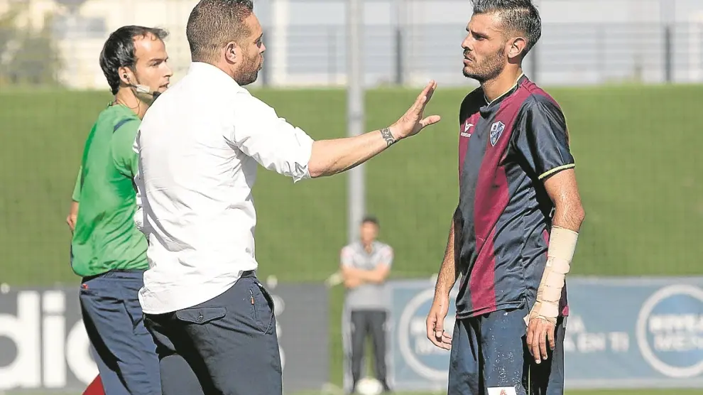Tevenet habla con Tyronne durante el partido con el Real Madrid Castilla.