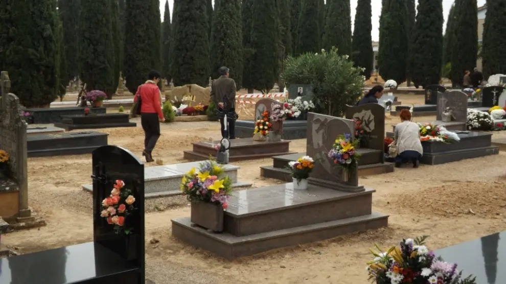 Visitas al cementerio de Huesca en el Día de Todos los Santos