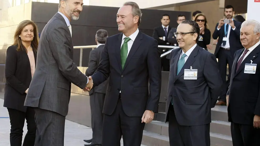 El Rey Felipe VI, saluda al presidente de la Generalitat Valenciana, Alberto Frabra