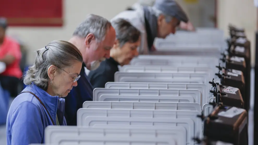 Varios votantes en un colegio electoral de Atlanta