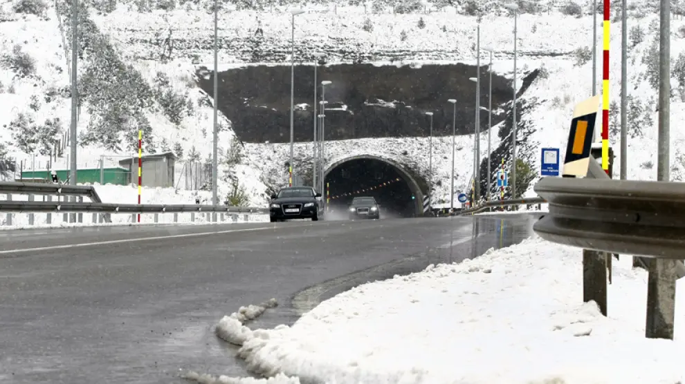 Carretera nevada en la zona del túnel de Piqueras en una fotografía de archivo