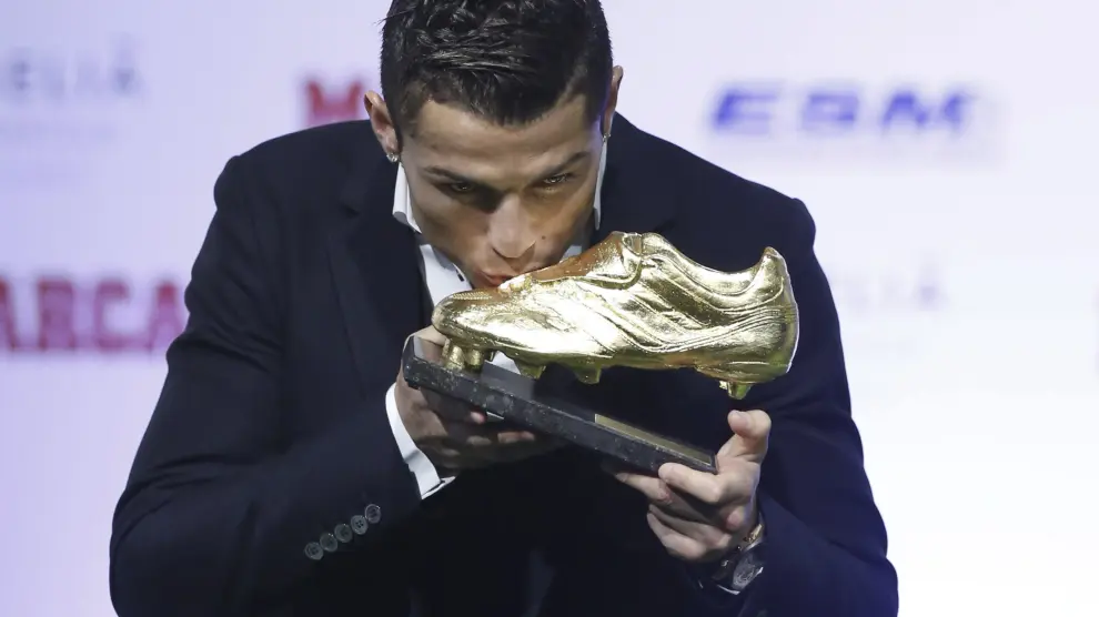 Cristiano Ronaldo besa la 'Bota de oro'