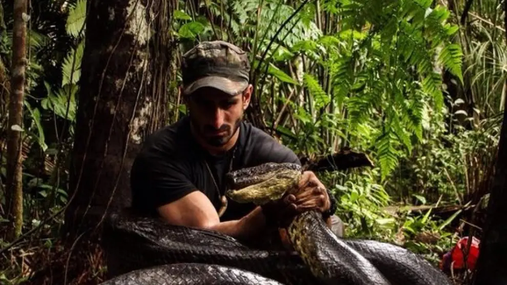Paul Rosolie con una anaconda