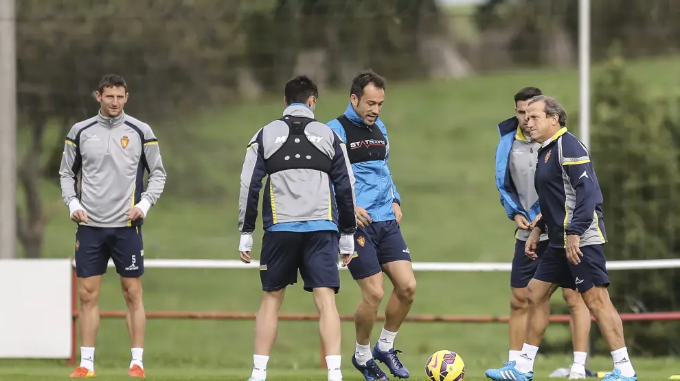 Rubén, Jaime (de espaldas), Tato, Dorca y Víctor Muñoz, ayer al mediodía en Mareo durante el entrenamiento del Real Zaragoza.