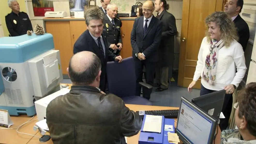 El director de la Policía, Ignacio Cosidó, visita la Comisaría de Soria, acompañado del delegado del Gobierno en Castilla y León, Ramiro Ruiz Medrano (c) y diversos mandos policiales.