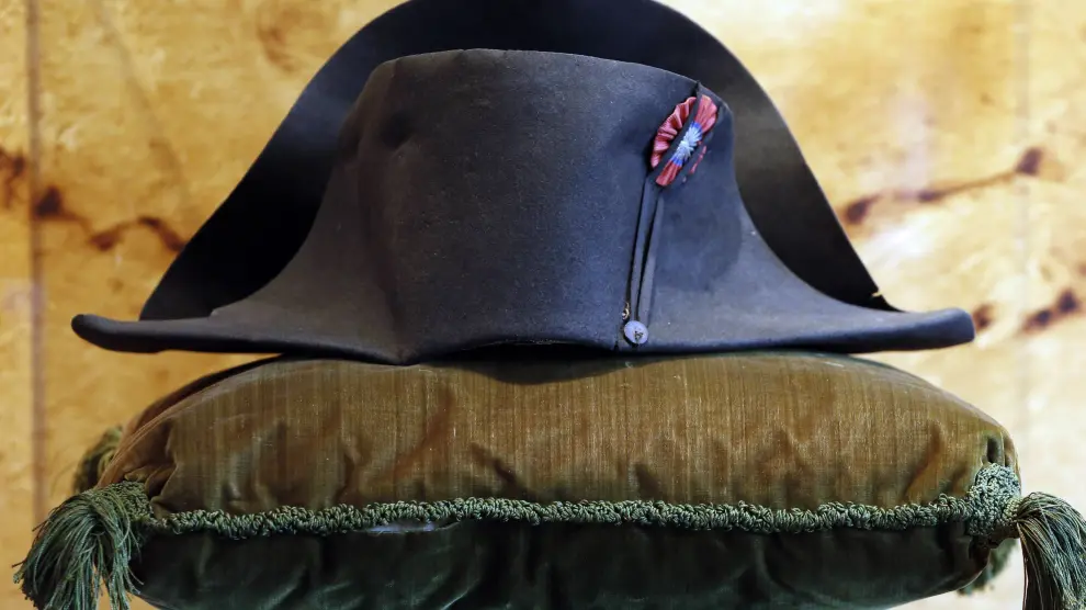 Un sombrero de dos picos que perteneció a Napoleón Bonaparte fue vendido por un precio récord de 1,89 millones de euros