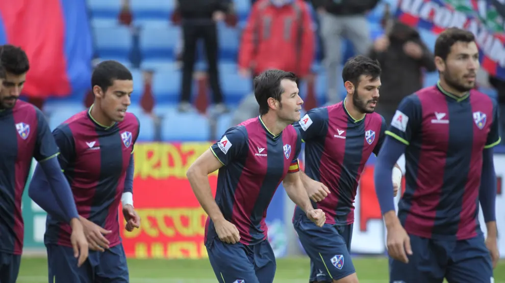 Los jugadores del Huesca celebran uno de los goles