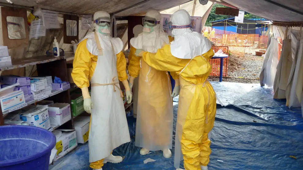 Personal sanitario en un centro de tratamiento para el ébola de Guinea Conakry.
