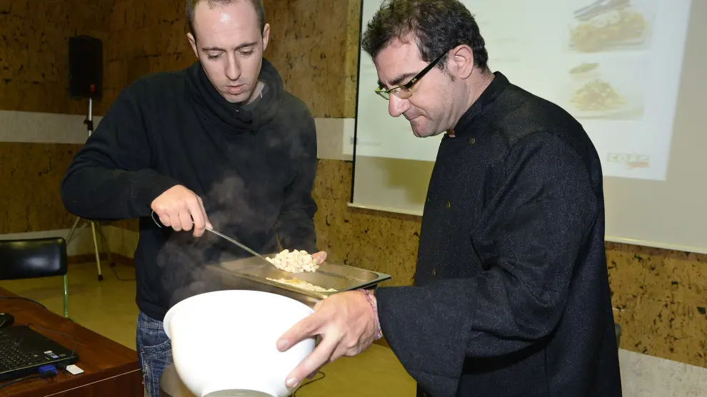 El prestigioso cocinero Sergio Fernández imparte una clase maestra sobre las legumbres, en Valladolid.