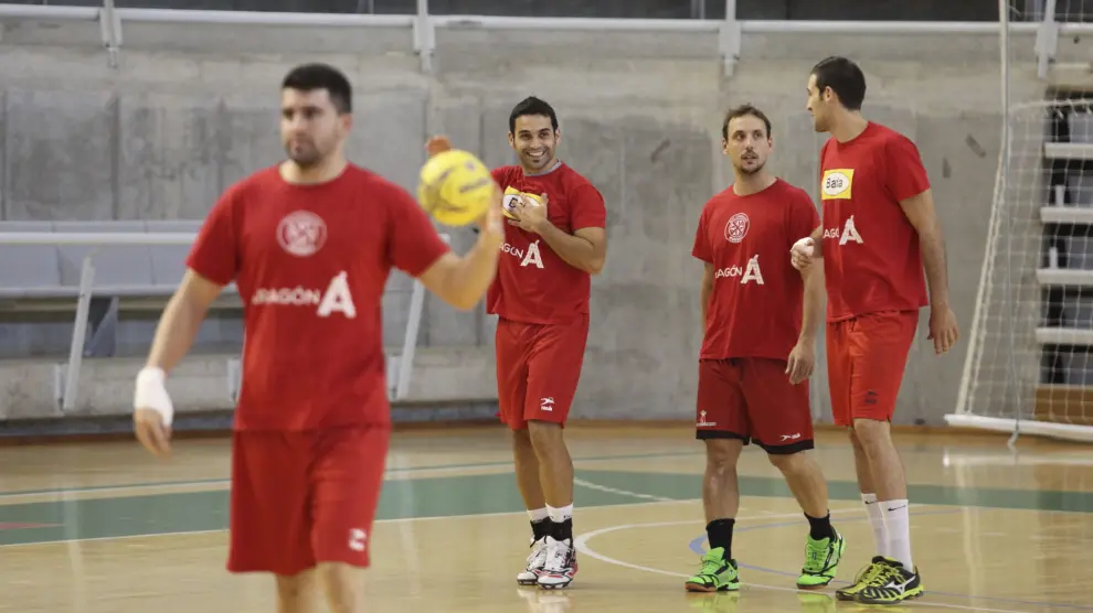 Los jugadores del Bada Huesca, durante un entrenamiento