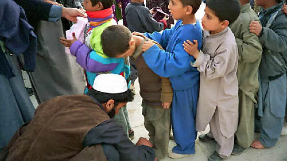 Niños huérfanos hacen fila en Kabul