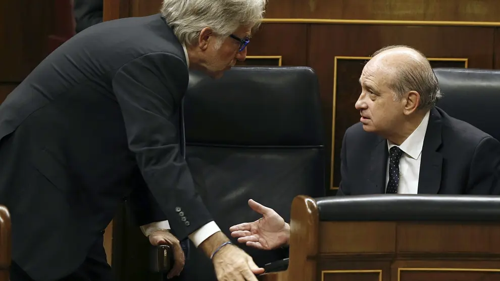 El ministro del Interior, Jorge Fernández Díaz (d), conversa con el diputado de CiU Josep Sánchez Llibre