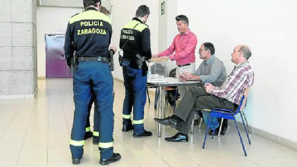 Varios policías locales ejercen su derecho al voto en el cuartel de La Paz.