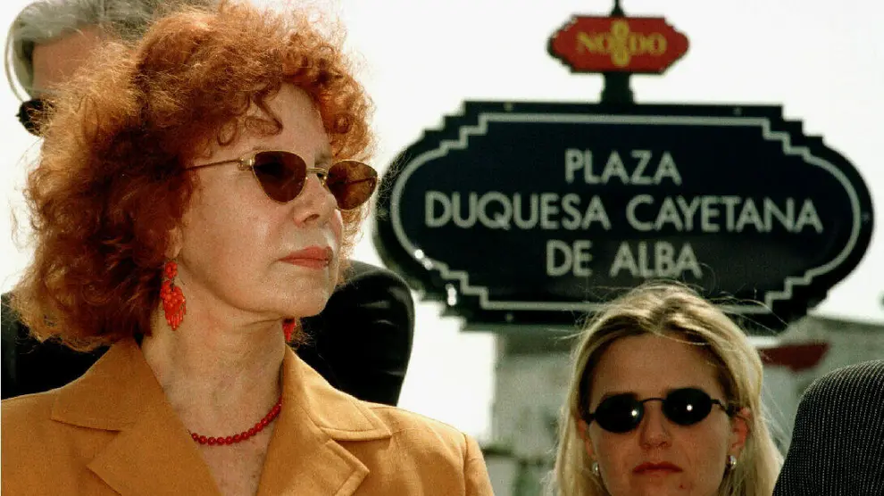 El Ayuntamiento de Sevilla rotuló, en 1998, una plaza con el nombre de la duquesa Cayetana de Alba